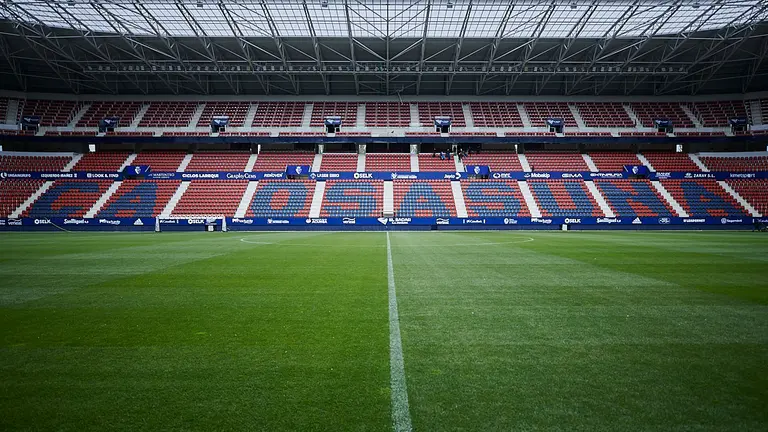 El presidente de Osasuna, Luis Sabalza, presenta la reforma del Sadar. PABLO LASAOSA