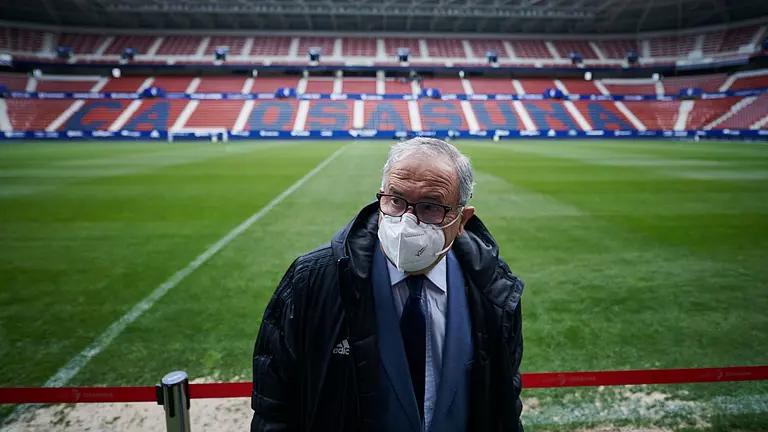 El presidente de Osasuna, Luis Sabalza, presenta la reforma del Sadar. PABLO LASAOSA