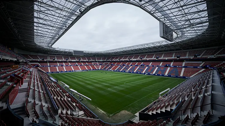 El presidente de Osasuna, Luis Sabalza, presenta la reforma del Sadar. PABLO LASAOSA