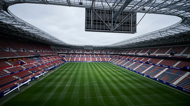 El presidente de Osasuna, Luis Sabalza, presenta la reforma del Sadar. PABLO LASAOSA
