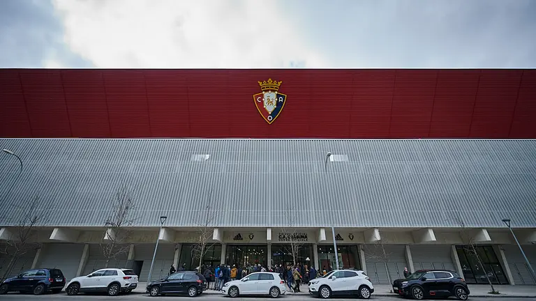 El presidente de Osasuna, Luis Sabalza, presenta la reforma del Sadar. PABLO LASAOSA