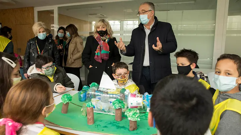 Visita del alcalde Enrique Maya y la concejala María Caballero al primer campamento COworkids en el que han escuchado las 13 propuestas para mejorar Pamplona ideadas por 130 niños. JESUS GARZARON