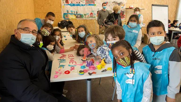 Visita del alcalde Enrique Maya y la concejala María Caballero al primer campamento COworkids en el que han escuchado las 13 propuestas para mejorar Pamplona ideadas por 130 niños. JESUS GARZARON