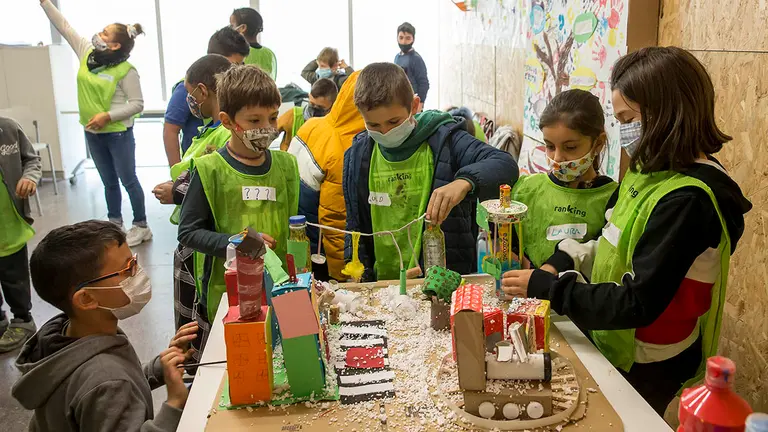 Visita del alcalde Enrique Maya y la concejala María Caballero al primer campamento COworkids en el que han escuchado las 13 propuestas para mejorar Pamplona ideadas por 130 niños. JESUS GARZARON