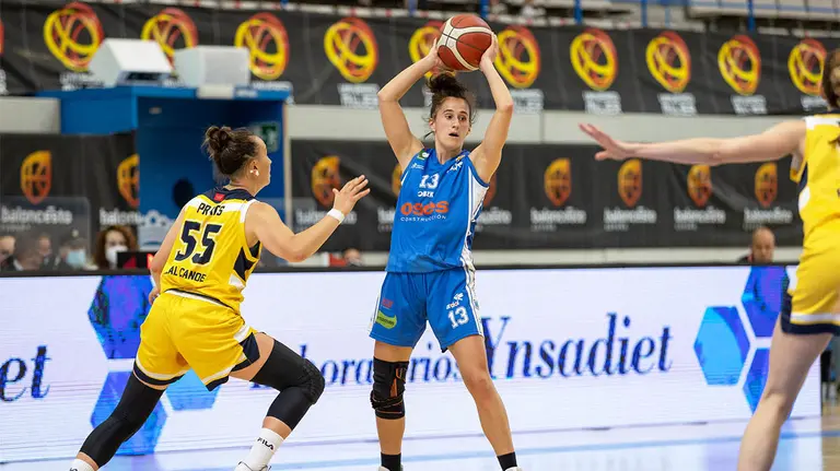 Itziar Arregui con el balón durante el partido Canoe - FNB Ardoi en Leganés. FEB.