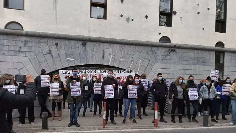Concentración en contra de los servicios mínimos para la huelga en el sector de limpieza. LAB