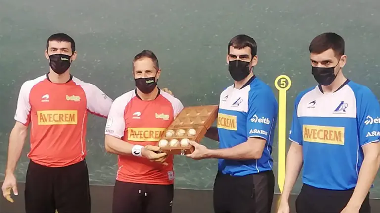 Aimar Olaizola y Joseba Ezkurdia sostienen el cestaño en Logroño. Aspepelota.