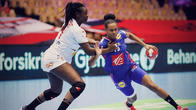 La navarra Lysa Tchapchet defendiendo a una jugadora rival con la selección española absoluta. @lysatcd