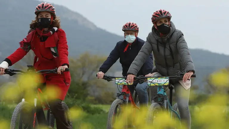La presidenta del Gobierno de Navarra, María Chivite, junto con el consejero de Cohesión Territorial, Bernardo Ciriza, y la alcaldesa de Metauten, Oihana Beraza. GOBIERNO DE NAVARRA