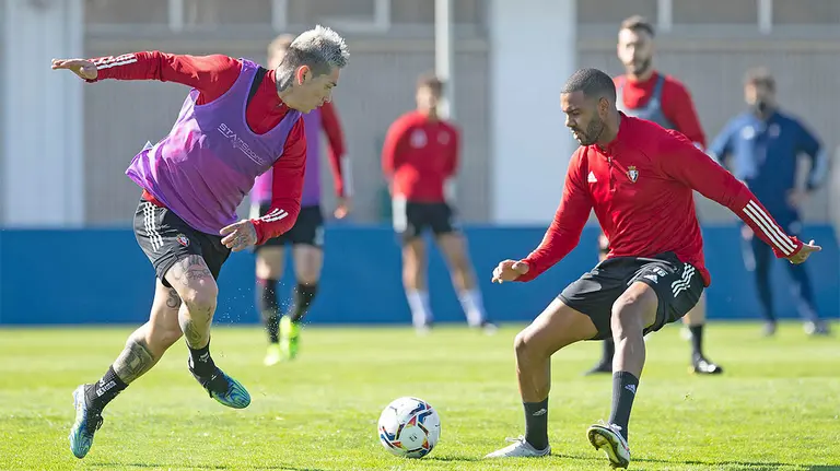 Chimy Ávila en pugna con Jonas Ramalho en Tajonar. CA Osasuna.