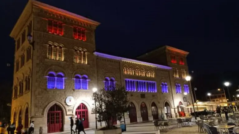 Estación de autobuses de Estella iluminada con los colores de la bande de la Répública. CEDIDA
