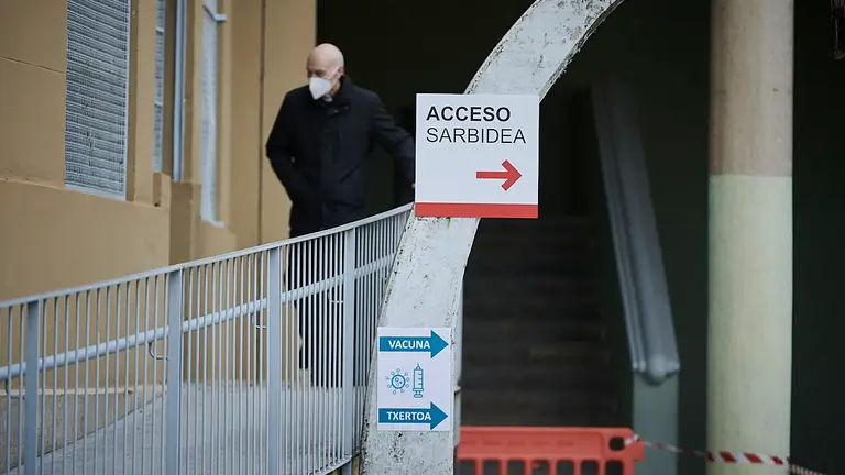 La consejera de Salud, Santon Indurain recibe la primera dosis de la vacuna de AstraZeneca en el nuevo centro de vacunación de Pamplona situado en el antiguo colegio de Maristas. PABLO LASAOSA