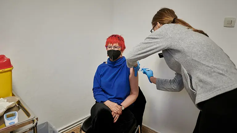 La consejera de Salud, Santon Indurain recibe la primera dosis de la vacuna de AstraZeneca en el nuevo centro de vacunación de Pamplona situado en el antiguo colegio de Maristas. PABLO LASAOSA