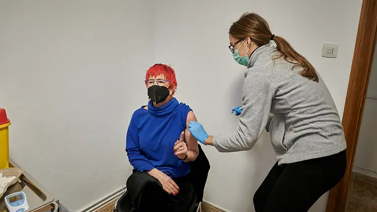 La consejera de Salud, Santos Indurain recibe la primera dosis de la vacuna de AstraZeneca en el nuevo centro de vacunación de Pamplona situado en el antiguo colegio de Maristas. PABLO LASAOSA