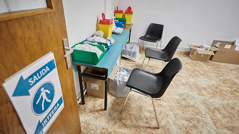 La consejera de Salud, Santon Indurain recibe la primera dosis de la vacuna de AstraZeneca en el nuevo centro de vacunación de Pamplona situado en el antiguo colegio de Maristas. PABLO LASAOSA