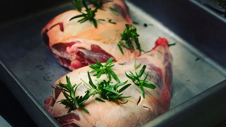 Dos piernas de cordero preparadas para hornear. ARCHIVO