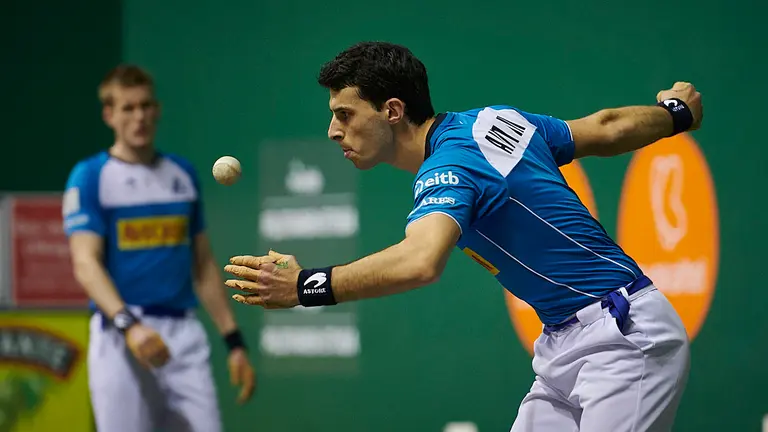 Jaka y Martija se enfrentan a Altuna y Mariezkurrena en el Labrit de Pamplona. PABLO LASAOSA