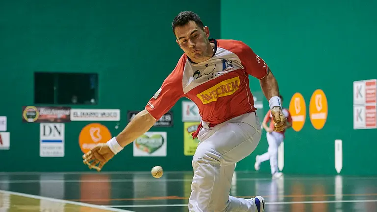 Jaka y Martija se enfrentan a Altuna y Mariezkurrena en el Labrit de Pamplona. PABLO LASAOSA