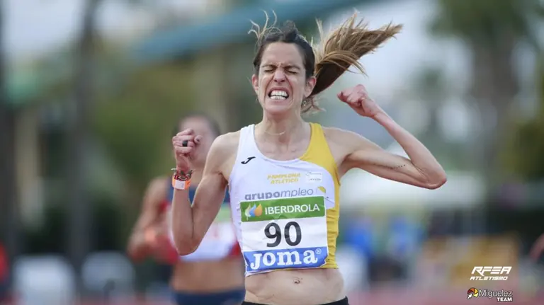 Maitane Melero entra vencedora en la línea de meta. @atletismoRFEA