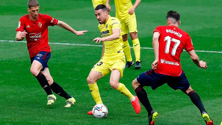 VILA-REAL, 11/04/2021.- El centrocampista del Villarreal Moi Gómez (c) (i) y el delantero croata del Osasuna Ante Budimir durante el partido de Liga que disputan en el estadio de la Cerámica. EFE/ Domenech Castelló
