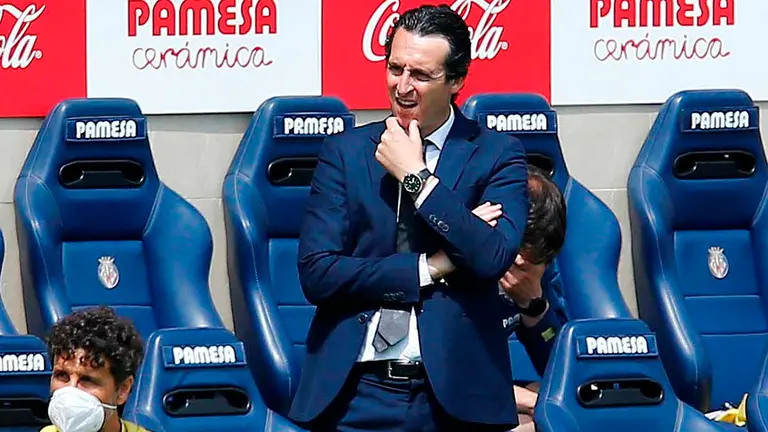 VILA-REAL, 11/04/2021.- El entrenador del Villarreal Unai Emery da instrucciones a sus jugadores durante el partido de Liga que disputan ante el Osasuna en el estadio de la Cerámica. EFE/ Domenech Castelló
