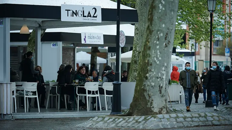 Nuevas terrazas instaladas en los aledaños de la plaza de toros de Pamplona. PABLO LASAOSA