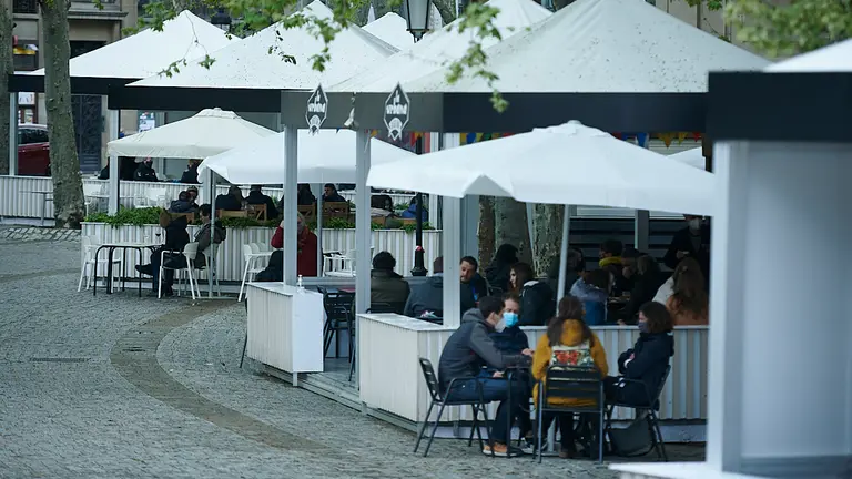 Nuevas terrazas instaladas en los aledaños de la plaza de toros de Pamplona. PABLO LASAOSA