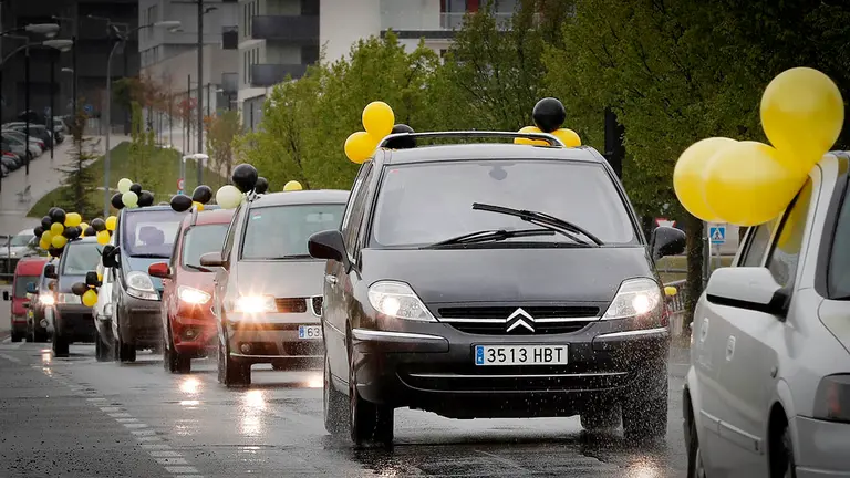 Decenas de turismos han participado este domingo en una caravana por el centro de Pamplona que, con el sonido de sus bocinas y con carteles y globos amarrados, han protestado por la interinidad de muchos de los trabajadores públicos, un "abuso de temporalidad" que consideran "fraude de ley" y contra el que piden pasar a ser fijos en la administración. EFE