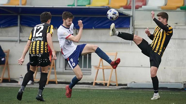 La Mutilvera se enfrenta al Barakaldo en Pamplona. PABLO LASAOSA