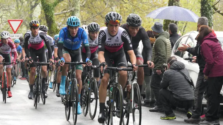 El equipo navarro Lizarte en cabeza del pelotón del Memorial Valenziaga. @EquipoLizarte