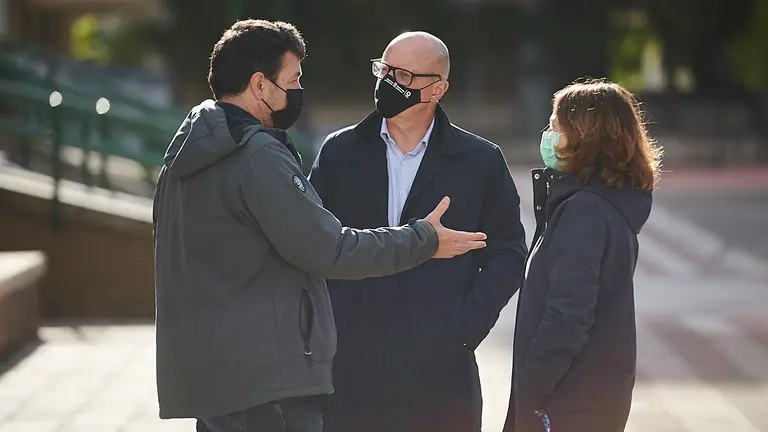 El consejero de Educación, Carlos Gimeno, visita las obras finalizadas de la construcción de la cubierta del patio del Instituto de Educación Secundaria Iturrama en Pamplona. PABLO LASAOSA