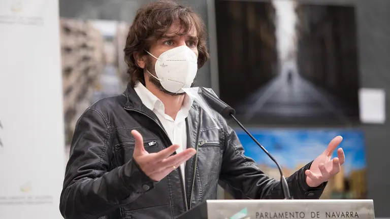 El portavoz de Podemos, Mikel Buil, ha usado la mascarilla durante la rueda de prensa tras la Mesa y Junta de Portavos PARLAMENTO DE NAVARRA