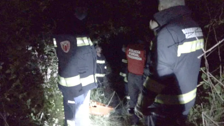 Bomberos, voluntarios de Aoiz y Policía Foral hallan el cadáver de un vecino en las proximidades del río Irati. BOMBEROS DE NAVARRA