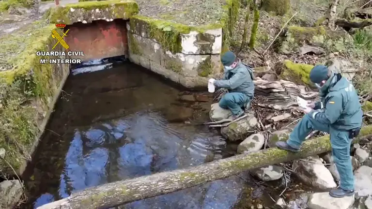 La Guardia Civil extrae agua para su análisis. GUARDIA CIVIL