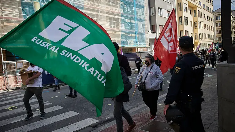 Trabajadoras del sector de limpiezas de ELA y LAB se manifiestan tras el preacuerdo de convenio firmado por CCOO y UGT que ha llevado a desconvocar la huelga prevista para cuatro días a partir de hoy. PABLO LASAOSA
