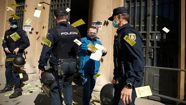 Trabajadoras del sector de limpiezas de ELA y LAB se manifiestan tras el preacuerdo de convenio firmado por CCOO y UGT que ha llevado a desconvocar la huelga prevista para cuatro días a partir de hoy. PABLO LASAOSA