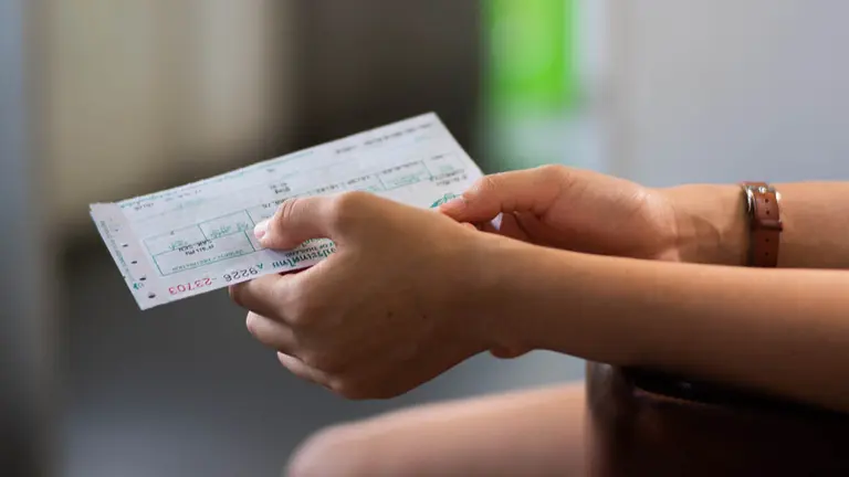 Una persona con un ticket en la mano. ARCHIVO