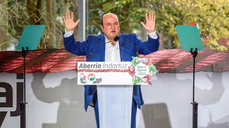 El presidente del PNV Andoni Ortuzar durante su intervención en la celebración del Aberri Eguna (Día de la Patria Vasca), este domingo. El PNV celebra el Aberri Eguna con un acto en el marco de la Asamblea Nacional Ordinaria del partido. EFE/Javier Zorrilla