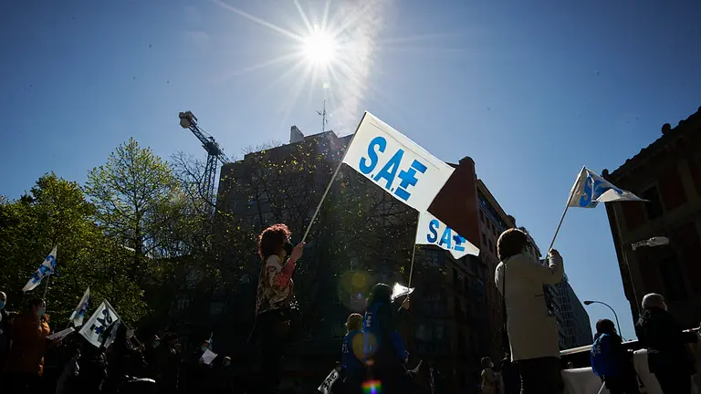 Concentración del Sindicato de Técnicos de Enfermería (SAE) para pedir el mantenimiento de contratos que se realizaron a profesionales de este colectivo para reforzar los centros de salud de la Comarca de Pamplona durante la pandemia. PABLO LASAOSA