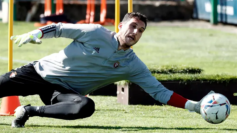 El guardameta de Osasuna, Sergio Herrera durante el entrenamiento con el resto del equipo este miércoles. Herrera, en una entrevista con Efe, piensa que una de las cosas que ha ido adquiriendo en Primera División es la "experiencia" para "saber controlar mejor los partidos". El burgalés destaca la gran fortaleza psicológica que mantuvo su equipo durante las 13 jornadas que estuvo sin ganar, "confiando siempre en la palabras del entrenador, en lo que nos transmitía".  EFE/ Jesús Diges