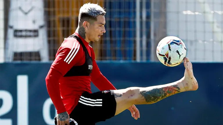 El delantero argentino de Osasuna, Luis Ezequiel "Chimy" Avila, golpea el balón tras el entrenamiento del equipo rojillo en las instalaciones de Tajonar para preparar el partido que disputarán este próximo domingo en el Estadio de El Sadar ante el Elche.  EFE/ Jesús Diges