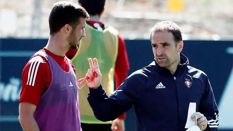 El entrenador de Osasuna, Jagoba Arrasate (d) junto al centrocampista Oier Sanjurjo (i), durante el entrenamiento del equipo rojillo en las instalaciones de Tajonar este miércoles para preparar el partido que disputarán este próximo domingo en el Estadio de El Sadar ante el Elche.  EFE/ Jesús Diges