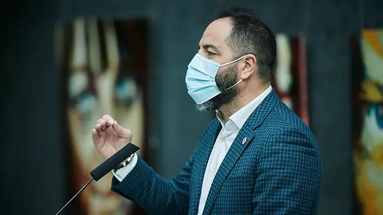 Ramón Alzórriz, del PSN, interviene en una rueda de prensa. PABLO LASAOSA