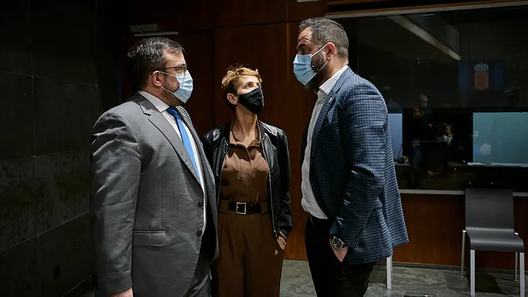 Javier Remírez habla con María Chivite y Ramón Alzórriz en el Parlamento. PABLO LASAOSA