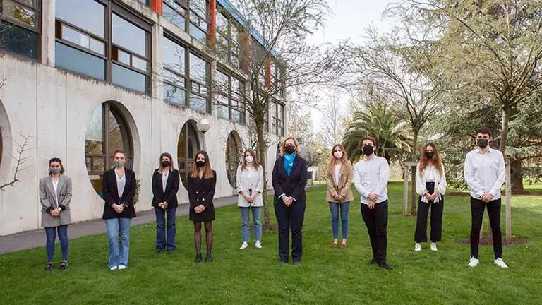 Los alumnos participantes, junto a la profesora Elena Aramendia Muneta. De izda. a dcha: Maitane Romero, Leyre Soriano, Uxue Aranguren, Marta Galdeano, Ainhoa Agua, la profesora Elena Aramendia, Claudia Castanera, Sergio Vicente, Marina Ibarrola y Álvaro Santamaría. UPNA
