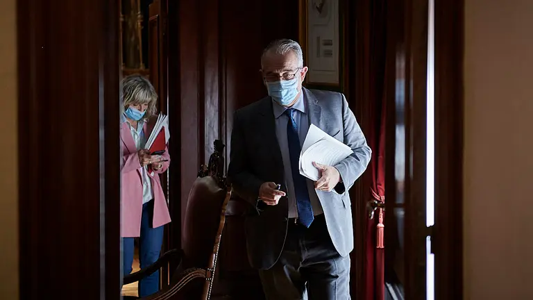 El alcalde de Pamplona, Enrique Maya y María Caballero en el salón de plenos del Ayuntamiento de Pamplona. PABLO LASAOSA