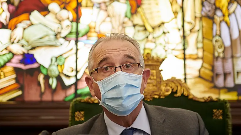 Enrique Maya, alcalde de Pamplona, durante el pleno. PABLO LASAOSA