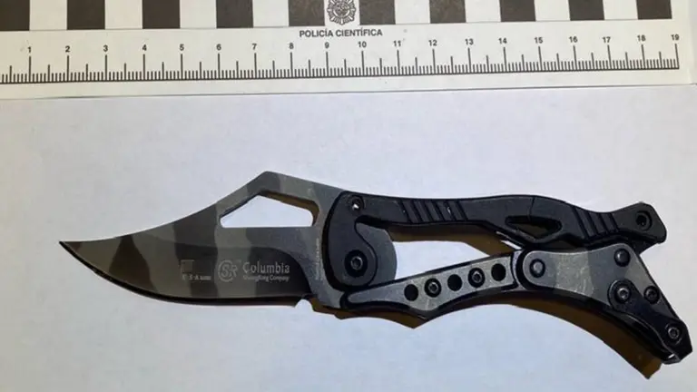 Navaja de uno de los detenidos por dos robos con violencia a un joven. POLICÍA NACIONAL