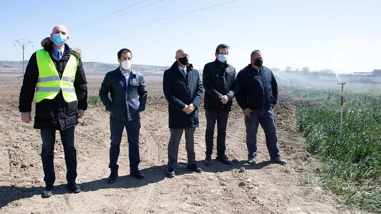 De izda. a dcha.: Joaquín Puig, subdirector de INTIA; Juan Carlos Castillo, alcalde de Peralta; el consejero Ciriza; Pedro López, director general de Obras Públicas e Infraestructuras; y Juan Legaz, presidente de la Comunidad de Regantes de Peralta.