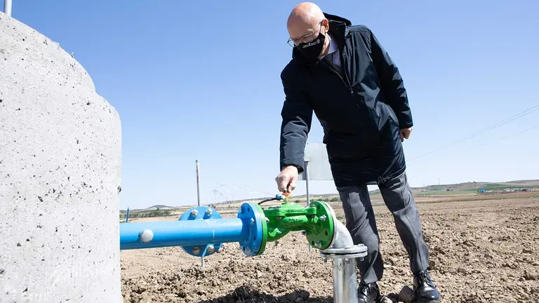 Bernardo Ciriza, consejero de Cohesión Territorial, en las primeras pruebas de la puesta en riego del agua de Itoiz que llega a través del Canal de Navarra.